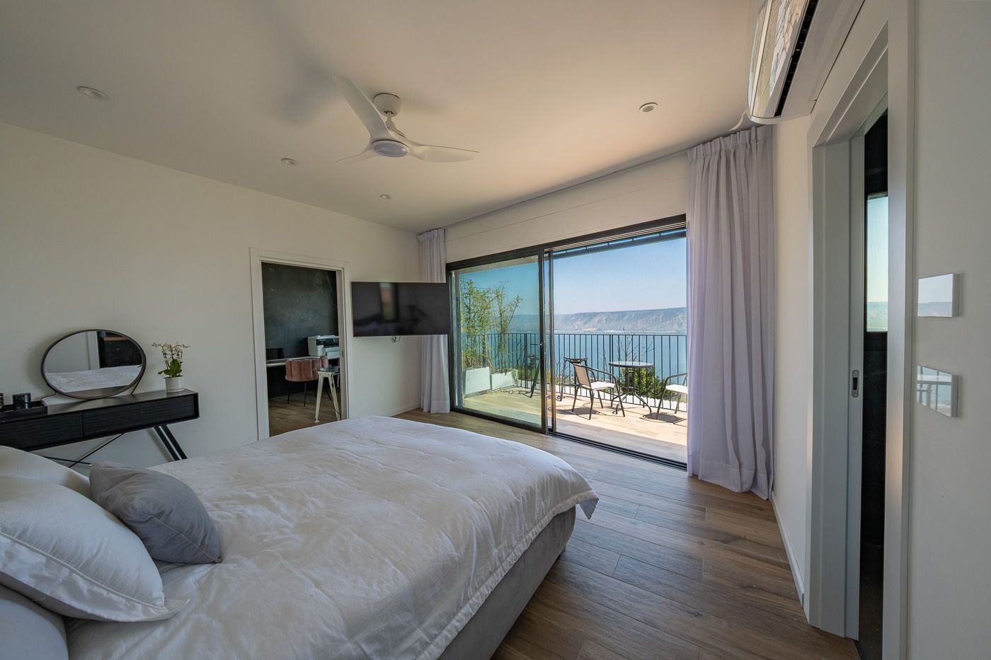 Une chambre ouvrant sur un balcon avec vue sur le lac de Tibériade